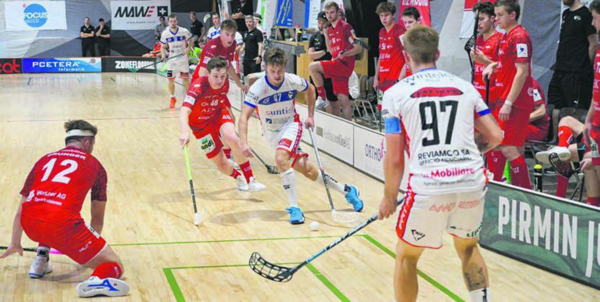 Luca Grunder (12) und Jack Noaksson (48) wehren einen Angriff von Ticino Unihockey ab.