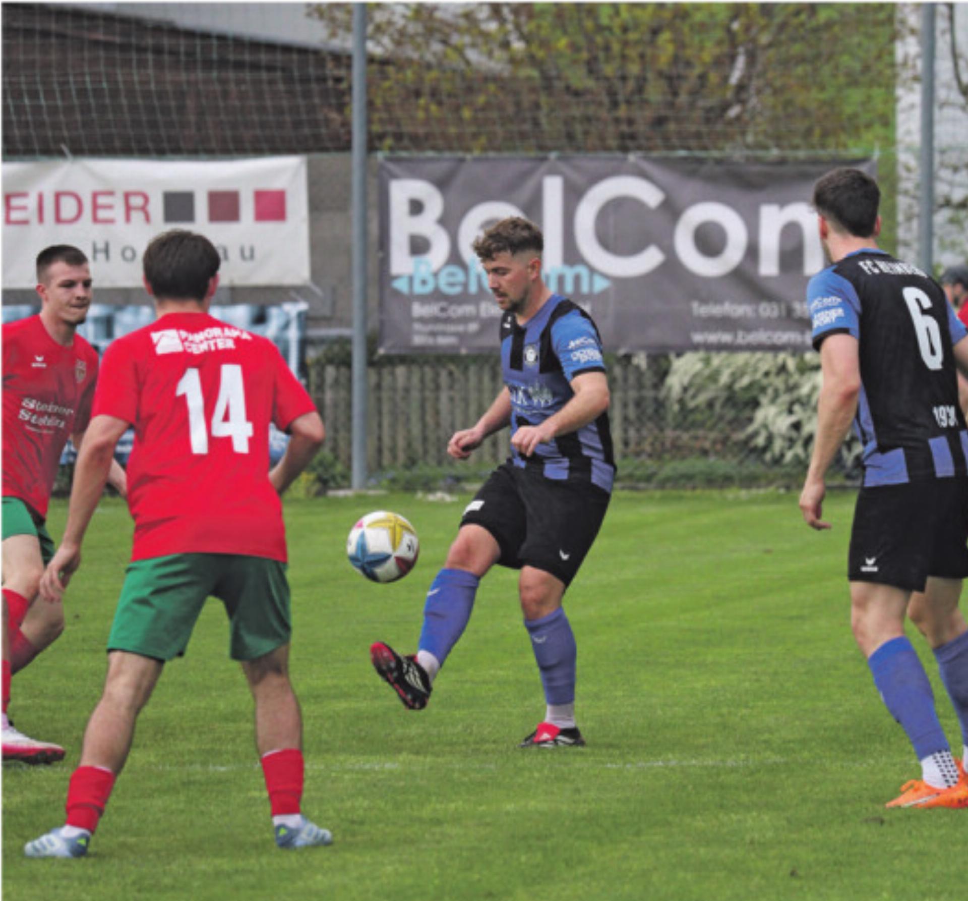 Lerchenfelds Gil Neuhaus (14) versucht den Heimberger Steven Baumer zu bremsen. Rechts Jan Wyttenbach (6). Bilder: Livio Eschler - Das Bild wird blockiert. – Möglicherweise durch einen aktiven Adblocker.