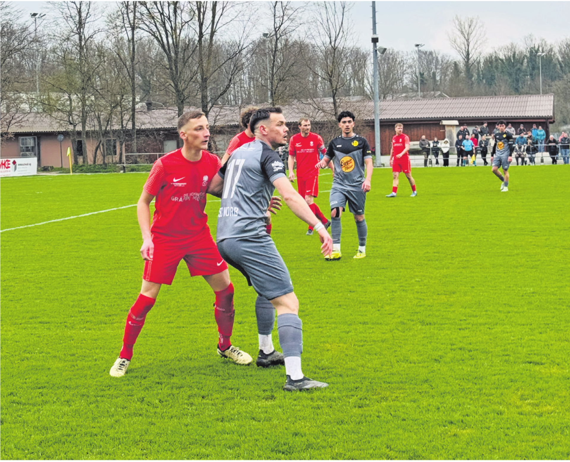 Der FC Dürrenast (rotes Dress) kämpft im Spiel gegen den SC Worb um den Ballgewinn. Bild: zvg - Das Bild wird blockiert. – Möglicherweise durch einen aktiven Adblocker.