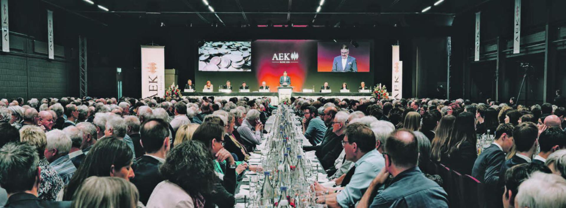 Cajetan Maeder, Präsident des Verwaltungsrates der AEK Bank sprach in der grossen Halle des Messezentrums Thun-Expo auch über die Wichtigkeit von guten, persönlichen Kundenbeziehungen. Und darüber, wie wertvoll die Genossenschafter:innen als Botschafter:innen für die AEK Bank sind.