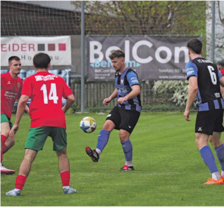 Lerchenfelds Gil Neuhaus (14) versucht den Heimberger Steven Baumer zu bremsen. Rechts Jan Wyttenbach (6). Bilder: Livio Eschler