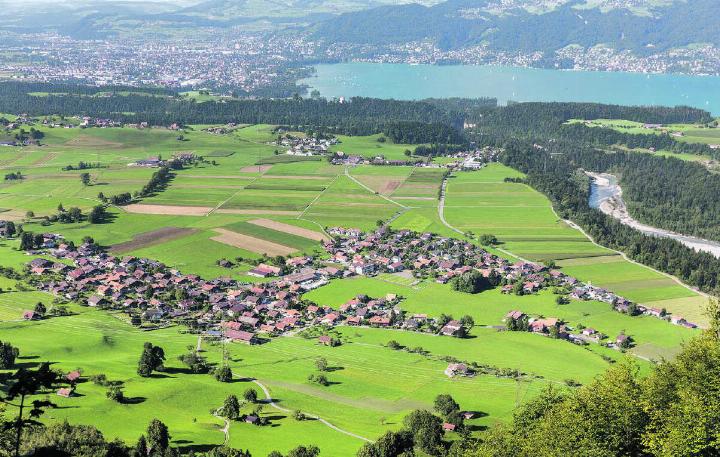 Die Vogelperspektive von Reutigen verdeutlicht die Nähe zum Thunersee und zur Stadt Thun.