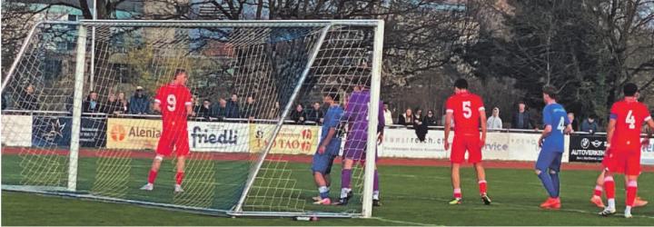 Auch bei gegnerischen Eckbällen sind die jungen Thuner (in rot) aufmerksam. Bild: Pierre Benoit