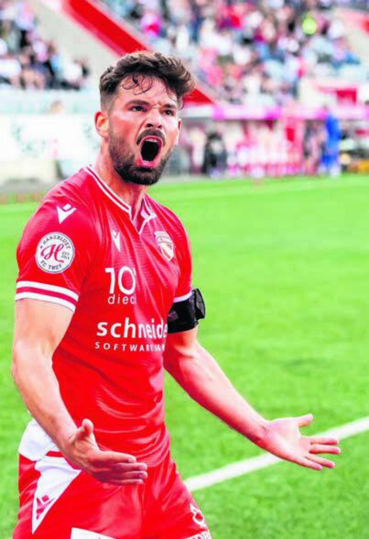 Marco Bürki feuert seine Mitspieler an.