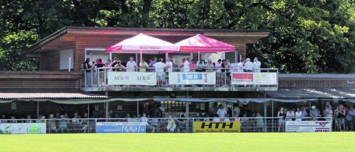Das Klubhaus des FC Heimberg mit seiner schönen Terrasse, ideal um die Spiele zu verfolgen. Bild: Patric Spahni