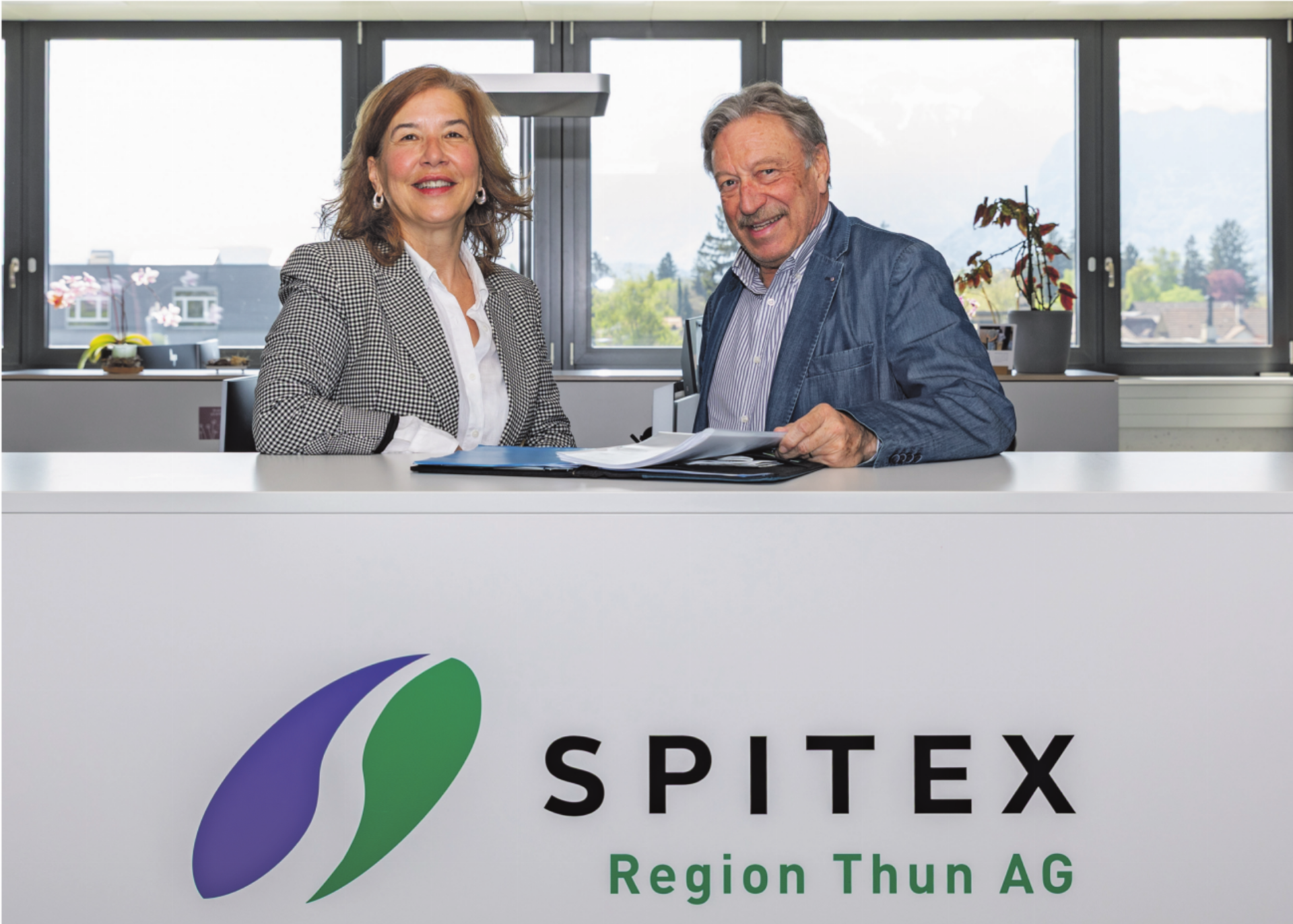 Kimet Rashiti, Geschäftsführerin der SPITEX AG Region Thun, und Andreas Grünig, Präsident des Fördervereins. Bild: Adrian Hauser - Das Bild wird blockiert. – Möglicherweise durch einen aktiven Adblocker.