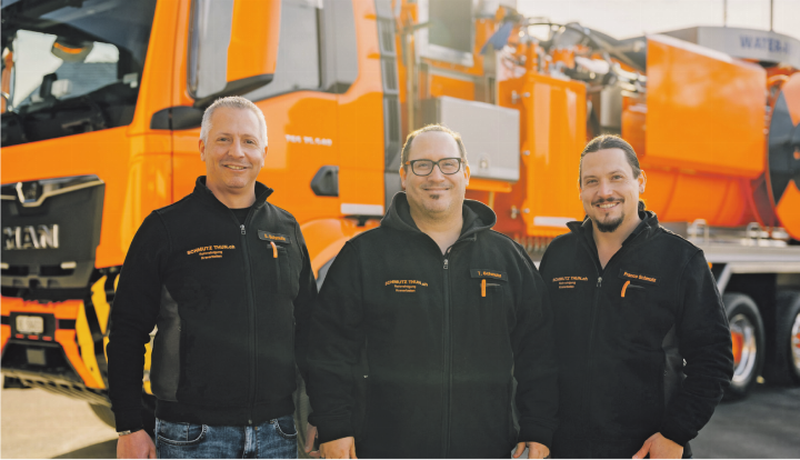 Sandro, Tino und Franco Schmutz vor einem ihrer Fahrzeuge. Bilder: zvg