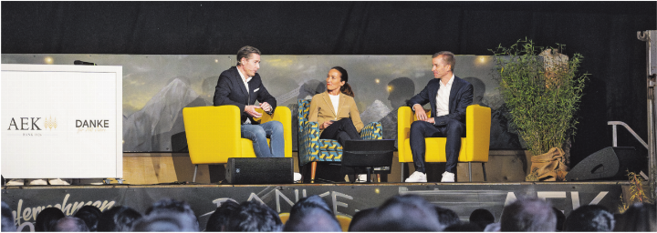Anlässlich der Unternehmergespräche im Kieswerk Heimberg vor Publikum im Gespräch über Visionen, Herausforderungen und regionale Erfolgsgeschichten: Dieter Aeschimann, CEO der SCL Tigers Langnau, Nicole Frank, Moderatorin und Patrick Fankhauser, Direktor der STI Holding AG. Anlässlich der Unternehmergespräche im Kieswerk Heimberg vor Publikum im Gespräch über Visionen, Herausforderungen und regionale Erfolgsgeschichten: Dieter Aeschimann, CEO der SCL Tigers Langnau, Nicole Frank, Moderatorin und Patrick Fankhauser, Direktor der STI Holding AG.