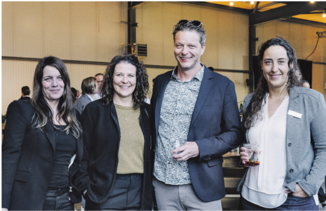 Katrin Leibundgut (Spezialistin Kommunikation AEK Bank), Eliane Weyermann mit Partner Martin Hirschi (CEO Kieswerk Heimberg AG) und Rita Baumann (Expertin Firmenkunden AEK Bank). Katrin Leibundgut (Spezialistin Kommunikation AEK Bank), Eliane Weyermann mit Partner Martin Hirschi (CEO Kieswerk Heimberg AG) und Rita Baumann (Expertin Firmenkunden AEK Bank).