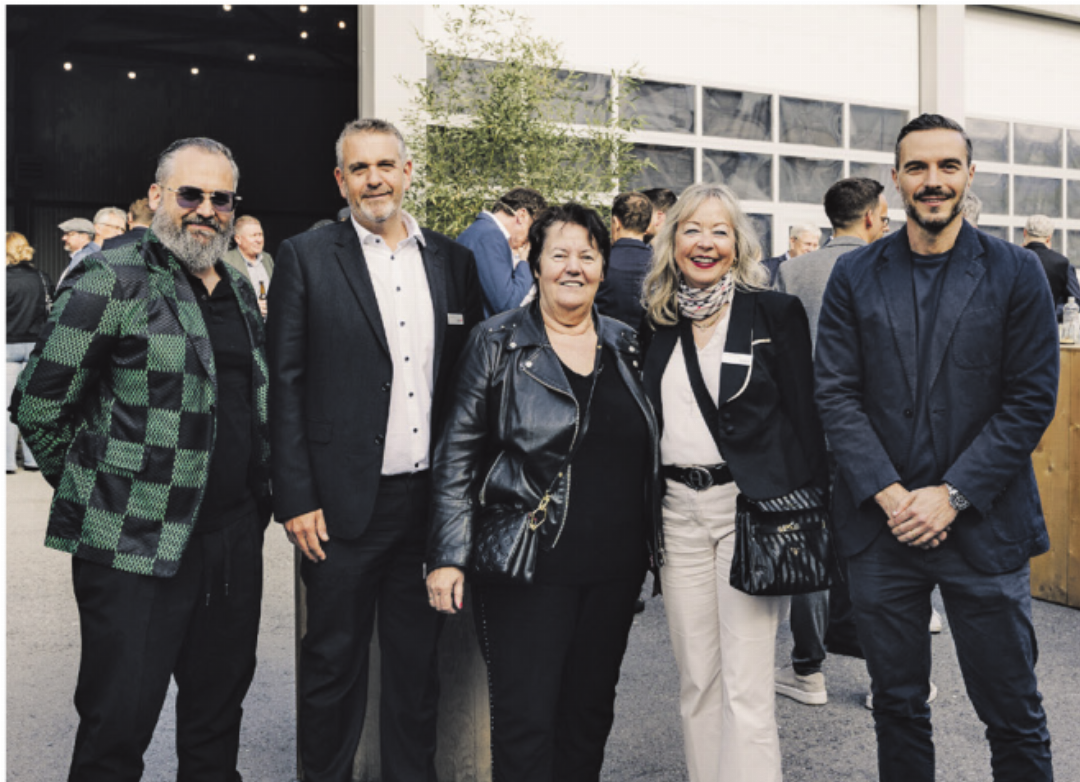 Freuten sich über die aussergewöhnliche Location im Kieswerk Heimberg: Markus Friedli (Immo Friedli AG), Adrian Boss (Leiter Kundenberatung AEK Bank), Silvia Friedli (Immo Friedli AG), Christine Mürner (Kundenberaterin AEK Bank), Miguel Ramos (Immo Friedli AG). Freuten sich über die aussergewöhnliche Location im Kieswerk Heimberg: Markus Friedli (Immo Friedli AG), Adrian Boss (Leiter Kundenberatung AEK Bank), Silvia Friedli (Immo Friedli AG), Christine Mürner (Kundenberaterin AEK Bank), Miguel Ramos (Immo Friedli AG).