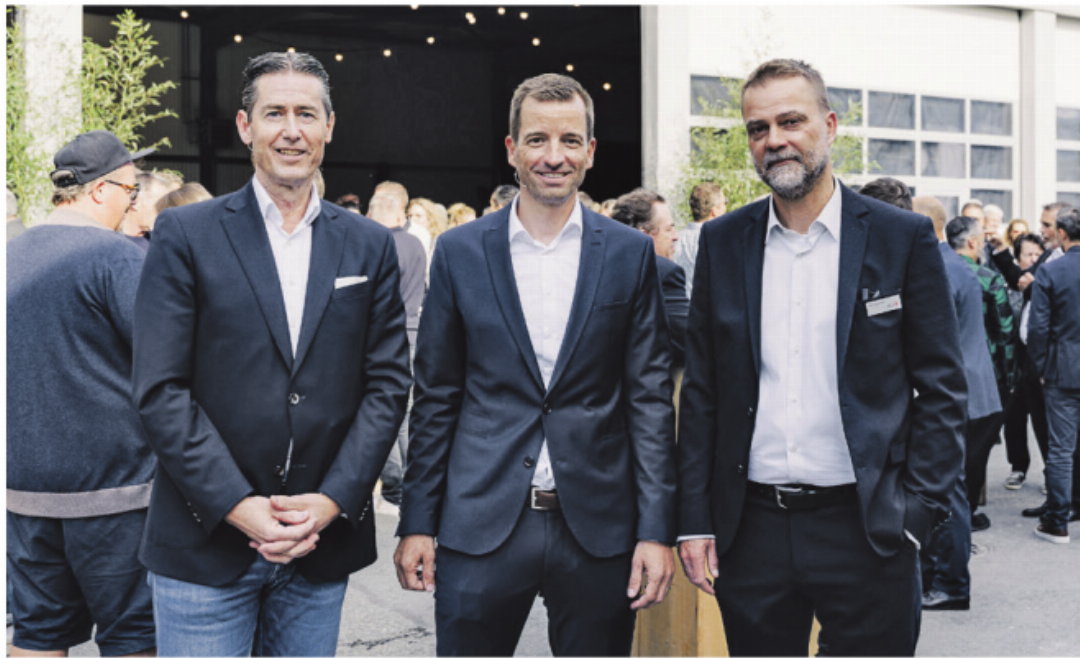 Die beiden Talk-Gäste Dieter Aeschimann, CEO SCL Tigers Langnau undPatrick Fankhauser, Direktor STI Holding AG mit Reto Eggimann (LeiterFirmenkunden AEK Bank), der sich über deren Anwesenheit freute. Die beiden Talk-Gäste Dieter Aeschimann, CEO SCL Tigers Langnau undPatrick Fankhauser, Direktor STI Holding AG mit Reto Eggimann (LeiterFirmenkunden AEK Bank), der sich über deren Anwesenheit freute.
