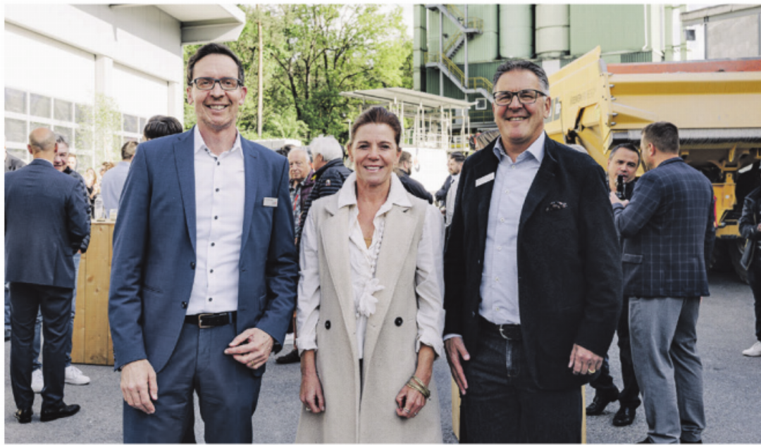 Interessieren sich alle drei für die Kreislaufwirtschaft: Roger Brechbühler (Vorsitzender der Geschäftsleitung AEK Bank) mit Francesca Alder (BOFOR Design) und Cajetan Maeder (Präsident des Verwaltungsrates AEK Bank). Interessieren sich alle drei für die Kreislaufwirtschaft: Roger Brechbühler (Vorsitzender der Geschäftsleitung AEK Bank) mit Francesca Alder (BOFOR Design) und Cajetan Maeder (Präsident des Verwaltungsrates AEK Bank).