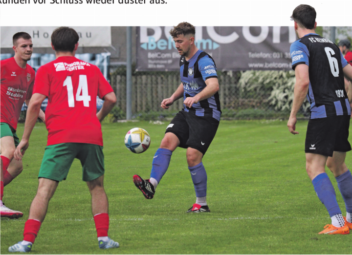 Lerchenfelds Gil Neuhaus (14) versucht den Heimberger Steven Baumer zu bremsen. Rechts Jan Wyttenbach (6). Bild: Livio Eschler Lerchenfelds Gil Neuhaus (14) versucht den Heimberger Steven Baumer zu bremsen. Rechts Jan Wyttenbach (6). Bild: Livio Eschler