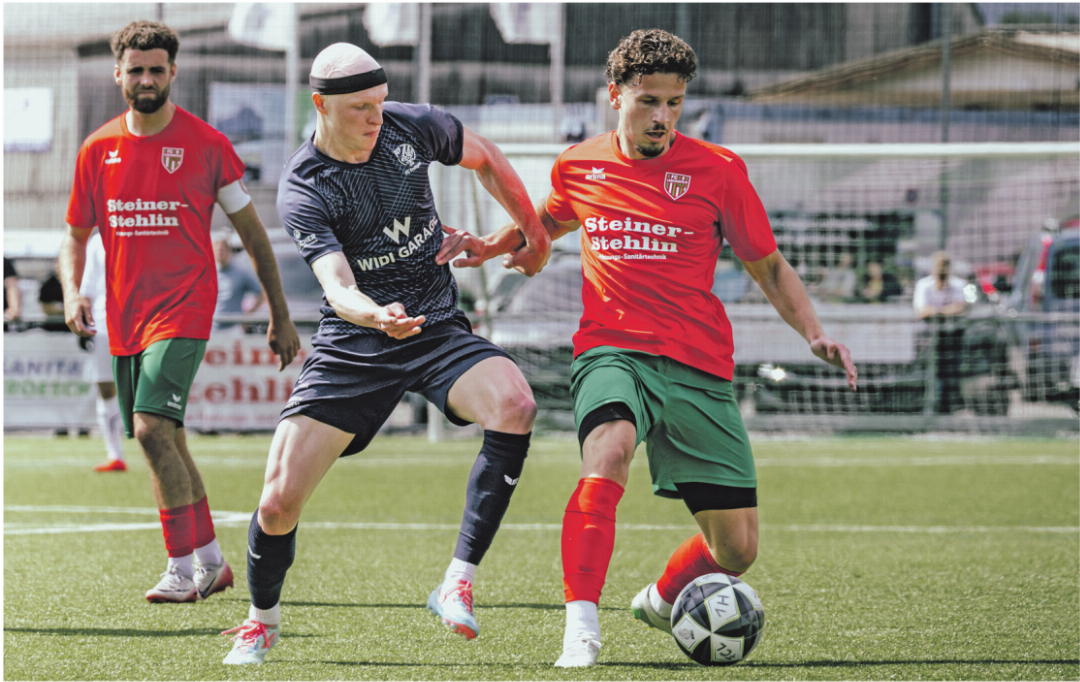 Beobachtet von Captain Luca Santschi gewinnt Arb Lulaj den Zweikampf. Beobachtet von Captain Luca Santschi gewinnt Arb Lulaj den Zweikampf.