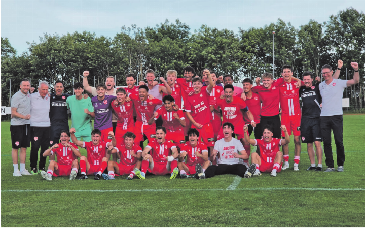 Jubelstimmung beim Thuner Nachwuchs nach dem Sieg in Neuenburg und dem Aufstieg in die 1. Liga classic. Bild: zvg