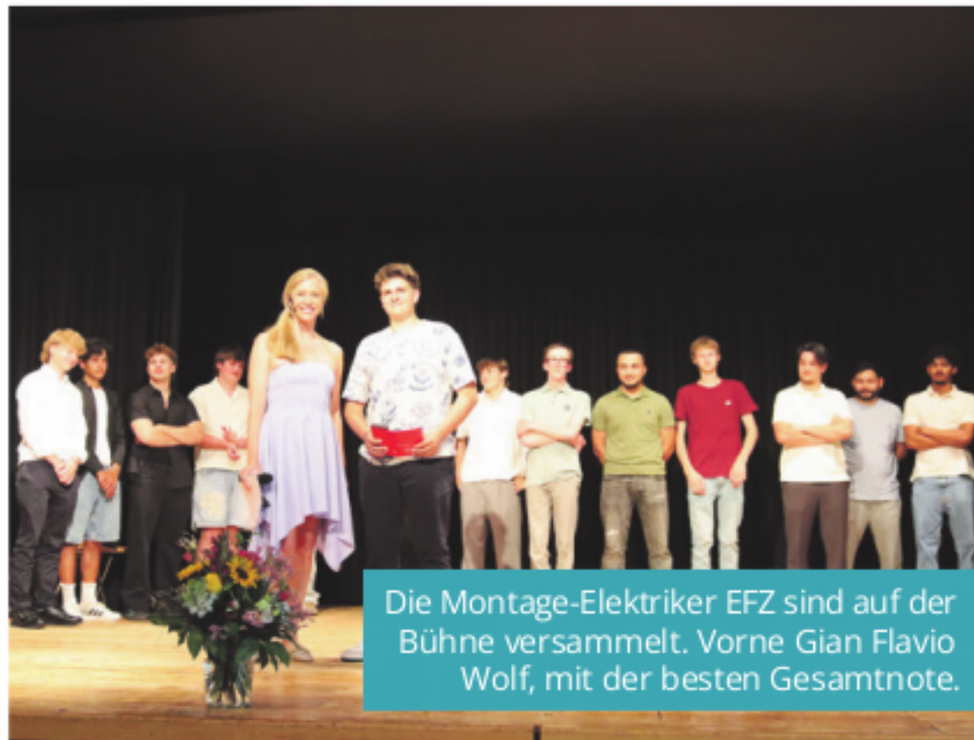 Die Montage-Elektriker EFZ sind auf der Bühne versammelt. Vorne Gian Flavio Wolf, mit der besten Gesamtnote. - Das Bild wird blockiert. – Möglicherweise durch einen aktiven Adblocker.