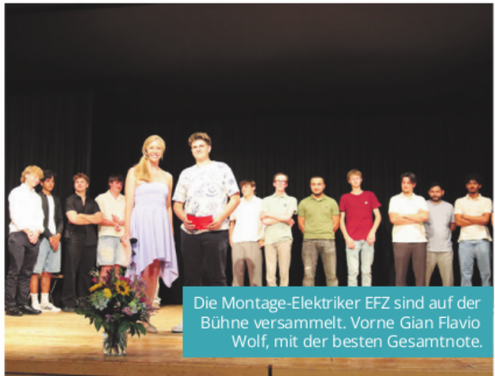 Die Montage-Elektriker EFZ sind auf der Bühne versammelt. Vorne Gian Flavio Wolf, mit der besten Gesamtnote. Die Montage-Elektriker EFZ sind auf der Bühne versammelt. Vorne Gian Flavio Wolf, mit der besten Gesamtnote.