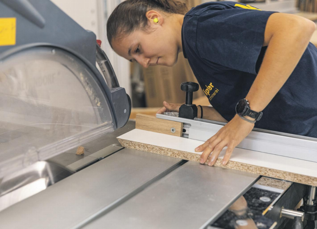 Die Mitarbeitenden sind konzentriert bei der Arbeit. Die Mitarbeitenden sind konzentriert bei der Arbeit.