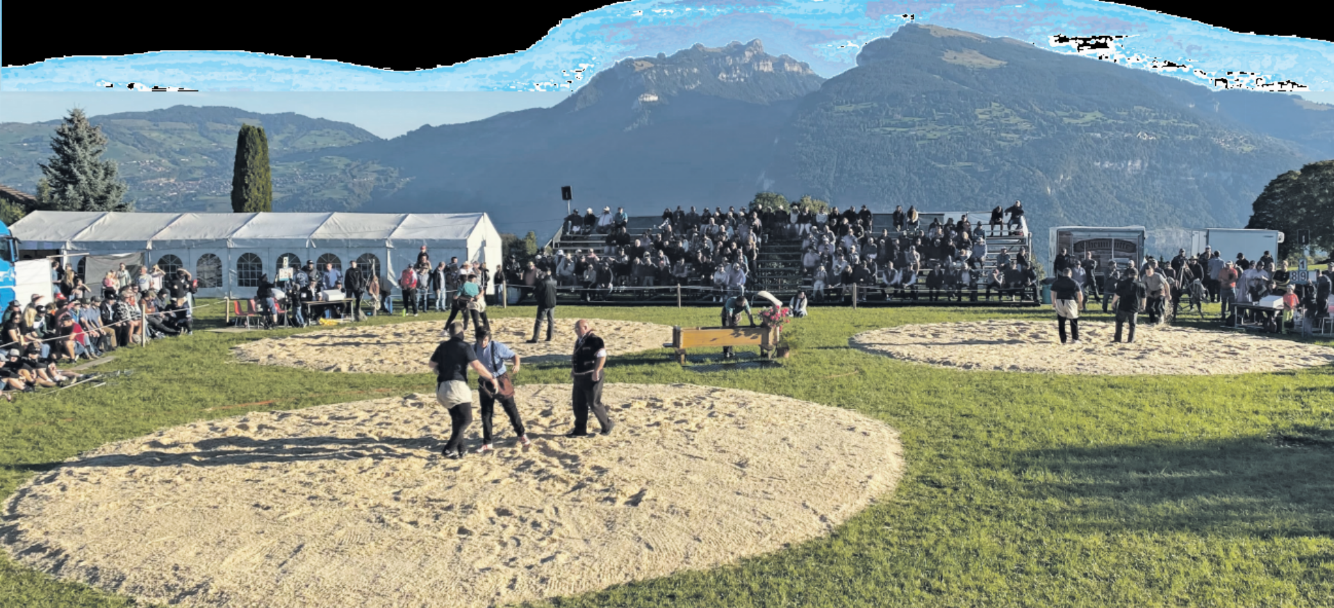 Von der Tribüne aus genossen die Zuschauer beste Sicht auf alle drei Schwingplätze. Bilder: Angela Benoit - Das Bild wird blockiert. – Möglicherweise durch einen aktiven Adblocker.